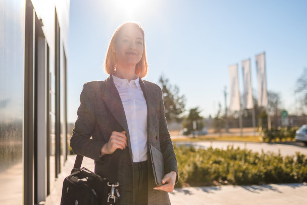 一个年轻微笑的女商人的肖像图片下载