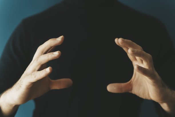 拥有专业商业计划书、受过教育或培训的人的手。产品介绍背景。图片下载