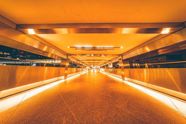 晚上在香港市中心的城市广场图片下载