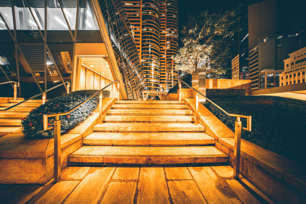 香港中环夜晚的广场图片下载