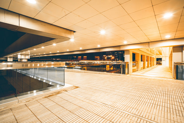 晚上在香港市中心的城市广场图片下载