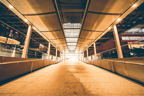 晚上在香港市中心的城市广场图片下载