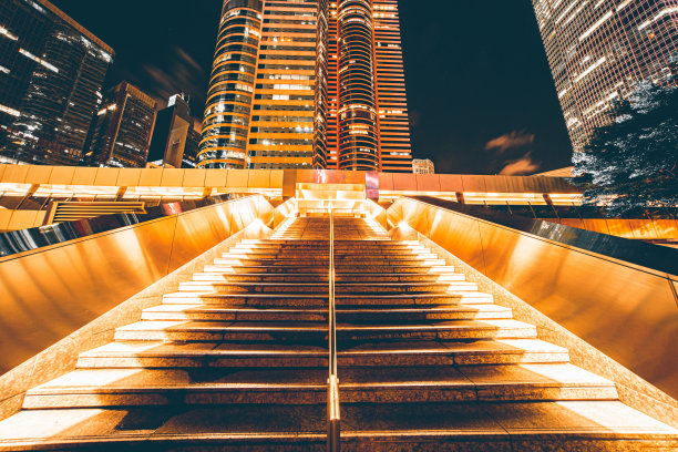 现代建筑夜晚的现代楼梯图片下载