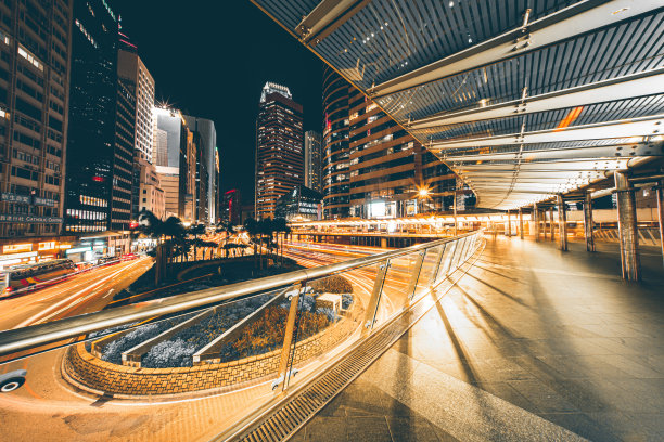 晚上在香港市中心的城市广场图片下载