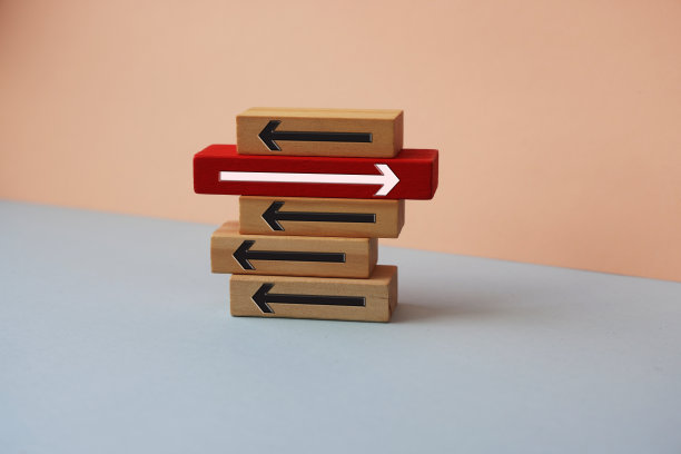 带箭头符号的木块。图片下载