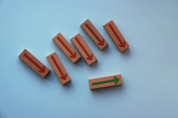 带箭头符号的木块。图片下载