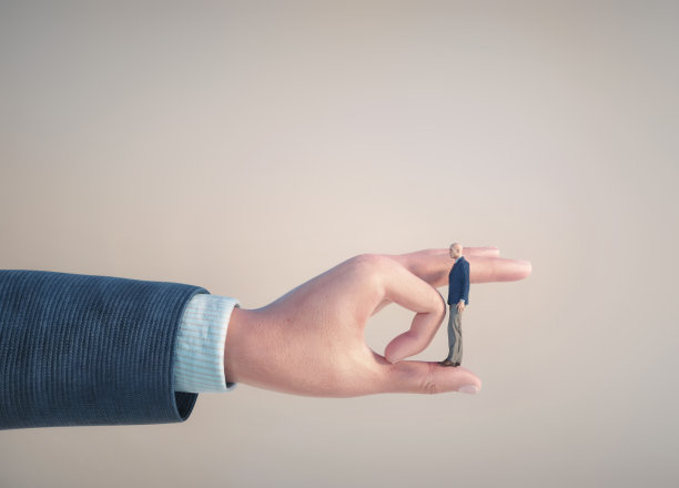 一个站在即将被扔出去的手上的人。图片下载