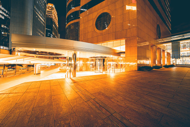 空的瓷砖平台与现代建筑的背景图片下载