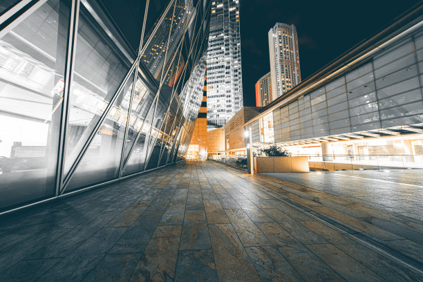 空的瓷砖平台与现代建筑的背景图片下载