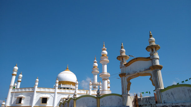喀拉拉邦特里凡得琅维金贾姆达加谢里夫清真寺的宣礼塔，蓝色天空背景图片下载