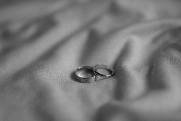 它们象征着我们对彼此的终身承诺。图片下载