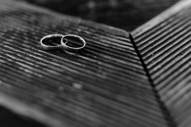 它们象征着我们对彼此的终身承诺。图片下载
