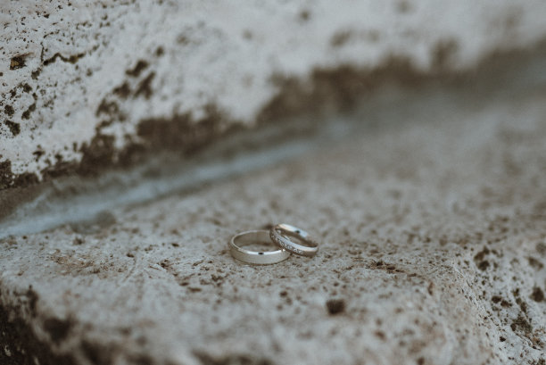 它们象征着我们对彼此的终身承诺。图片下载