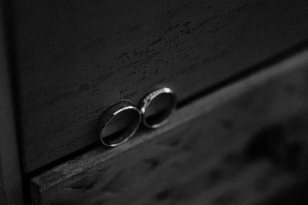 它们象征着我们对彼此的终身承诺。图片下载