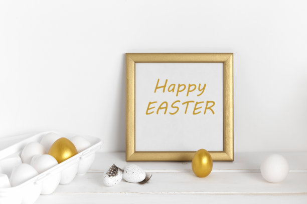 白色和金色的复活节彩蛋，一个在白色木桌上镶着金色边框的模型图片下载