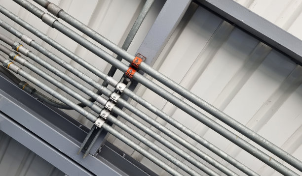 室内天花板上电缆敷设用电气导管。天花板上的电线管道。工业室内装饰风格聚焦于金属emt管道。图片下载