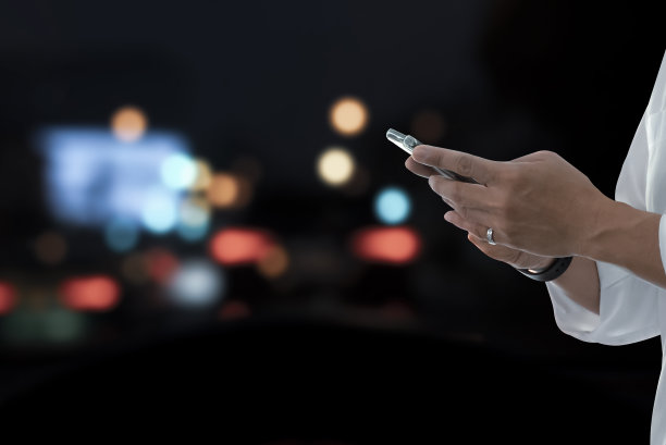 男性晚上在街上使用智能手机的特写照片，目前正在社交媒体上用手机与朋友聊天。互联网使交流更加舒适。图片下载