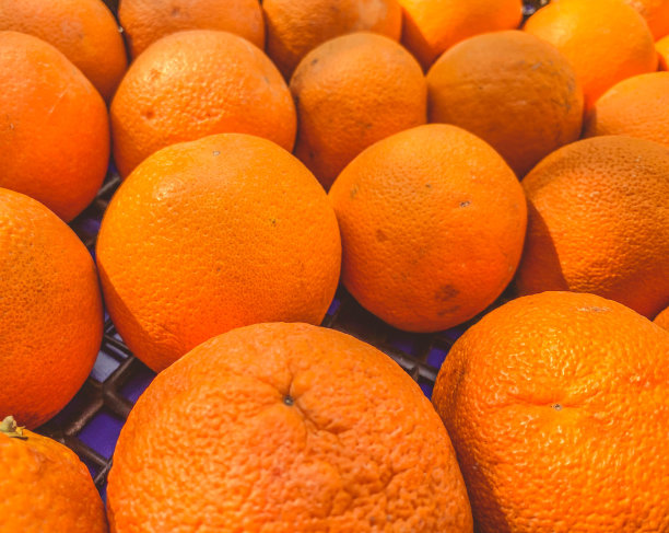 鲜亮、可口、多汁的橘子。水果口感。食用和榨汁用的橘子。bright-skinned橘子图片下载