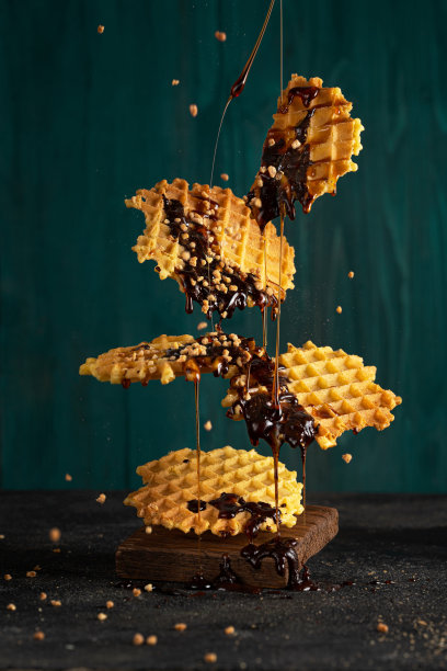 带巧克力酱和坚果的薄圆华夫饼，美丽的悬浮或运动艺术照片。图片下载