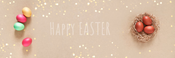 上面写着“复活节快乐”的标语，沙地上有一个装有复活节彩蛋的鸟巢。最小的概念。前视图。有复制空间图片下载