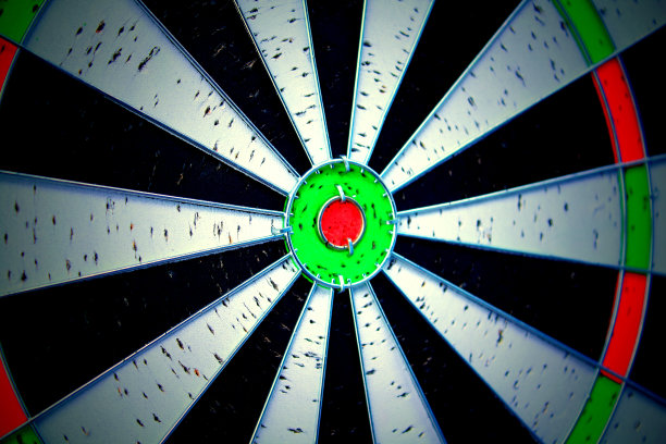 旧的飞镖板。特写镜头。背景。纹理。图片下载