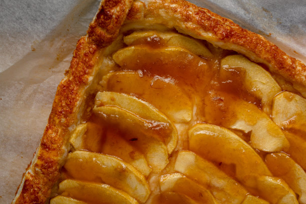 俯视图纹理的自制苹果派与果酱在黑暗的情绪照片风格。图片下载