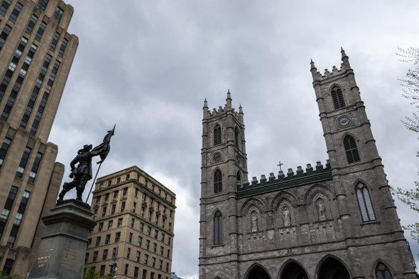 加拿大蒙特利尔armes广场的建筑细节图片下载