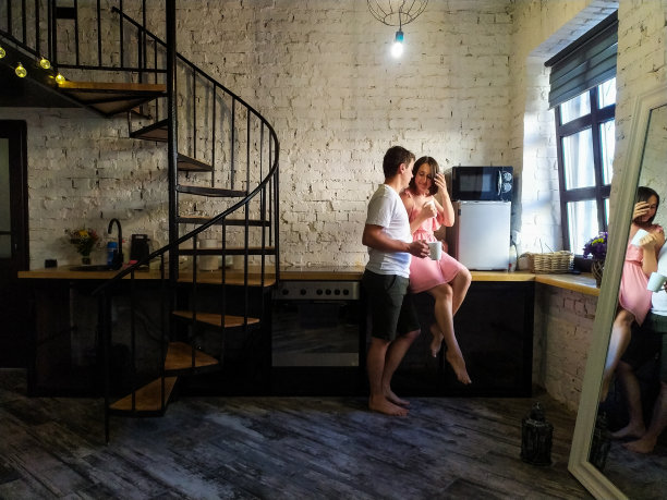 情人节早晨，一对年轻夫妇在厨房里拥抱图片下载