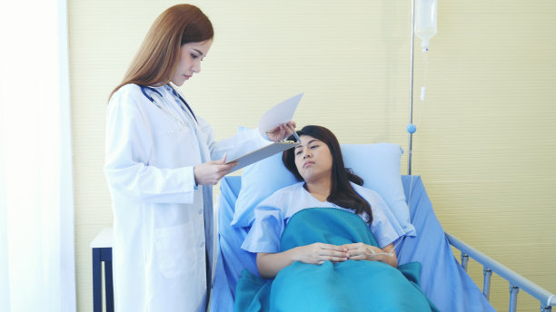 女医生和病人咨询专业专家诊断在医院医疗保健诊所。为医疗保健治疗开具处方。图片下载