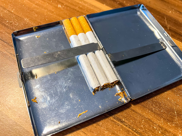 自制香烟，装在闪亮的铁盒子里。图片下载