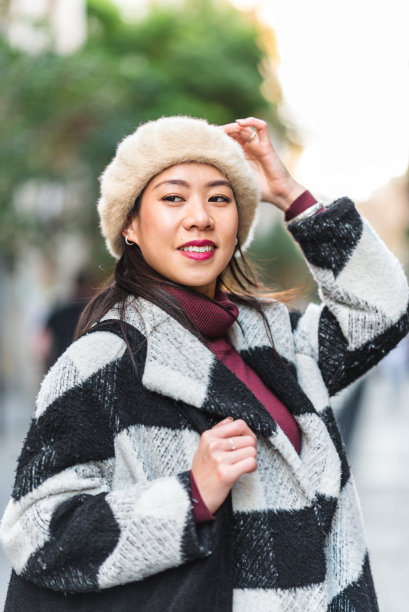 积极时尚的中国女人在街上图片下载