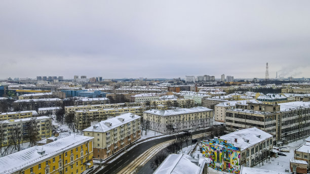 俯瞰大城市里的房屋和道路。冬天的风景。明斯克市中心的居民区被大雪覆盖。图片下载
