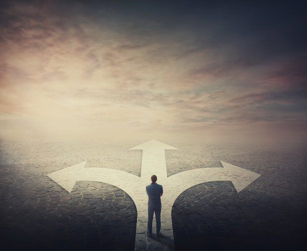 怀疑的商人站在一个十字路口，道路分成三种不同的方式，箭头显示相反的路线。企业面临挑战，选择正确的路径。艰难的决定概念图片下载