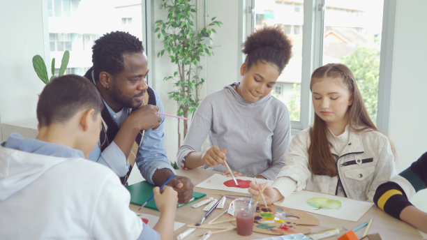 一群多民族的学生、孩子和老师在学校学习、学习绘画、绘画。教育在课堂。人们的生活方式图片下载