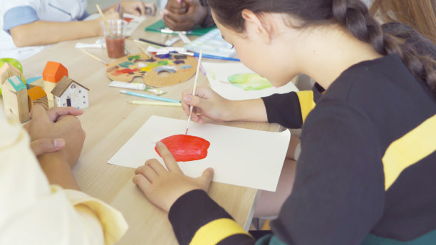 一群多民族的学生、孩子和老师在学校学习、学习绘画、绘画。教育在课堂。人们的生活方式图片下载