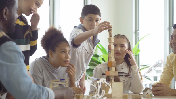 一群多民族的学生、孩子和老师在学校学习、学习一款益智玩具。教育在课堂。人们的生活方式图片下载