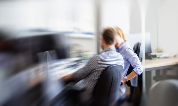 商务人士在办公室讨论图片下载