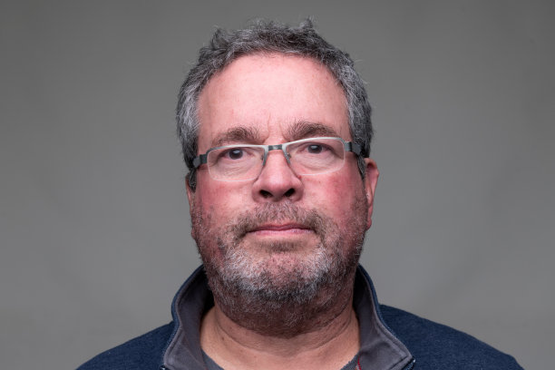 一个不刮胡子的成熟男人看着镜头的前视图图片下载