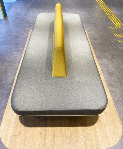 银行里的长椅图片下载