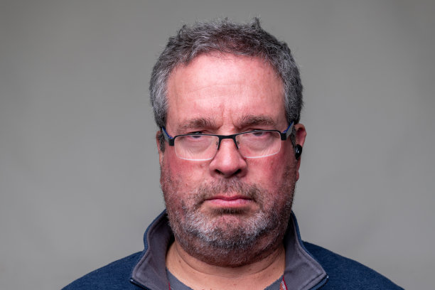 严肃，无聊，没刮胡子，成熟的男人看着镜头图片下载