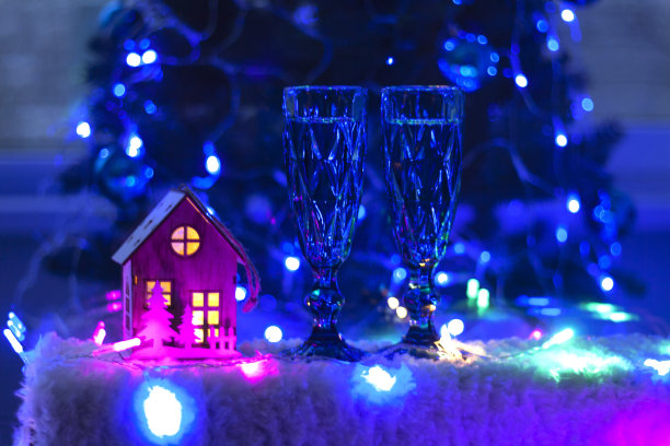 蓝色背景的冬天童话般的房子图片下载