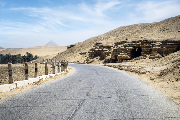 通往埃及吉萨沙漠中金字塔的道路，近开罗图片下载