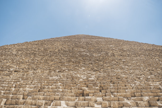 吉萨埃及胡夫金字塔顶部的破损部分图片下载