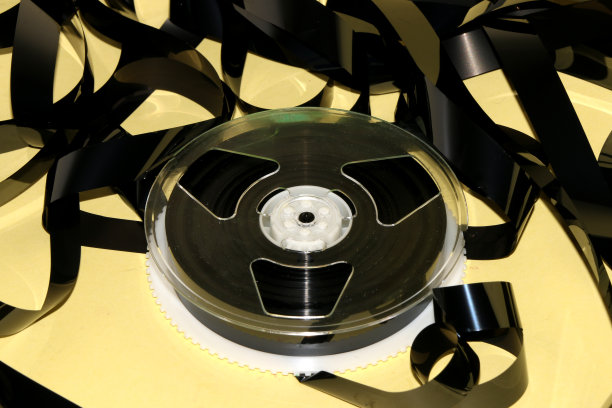 打开黄色背景的薄膜图片下载