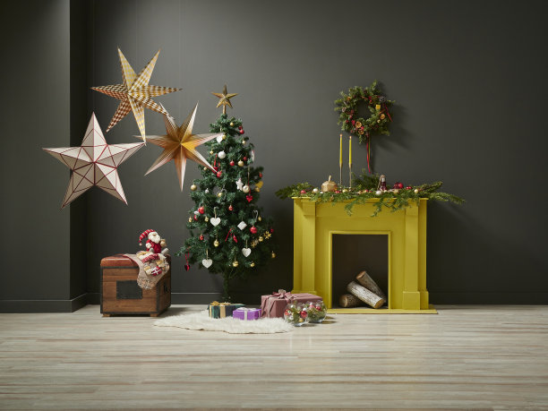 圣诞新年风格在灰色房间用黄色壁炉、椅子礼盒和装饰品装饰。图片下载