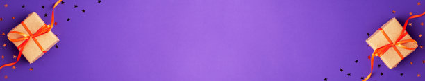 横幅平坦的棕色礼品盒与橙色缎带蝴蝶结和星星形状在充满活力的紫色背景左和右复制空间。秋天的节日和万圣节的概念。图片下载