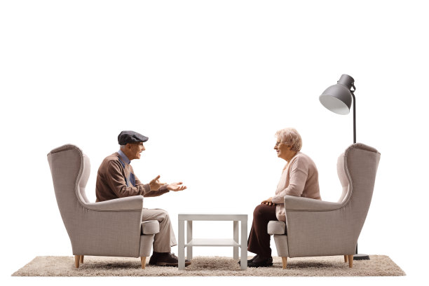 一个老人和一个女人坐在扶手椅上聊天的侧面照片图片下载