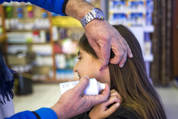 漂亮的女孩正在打耳洞图片下载