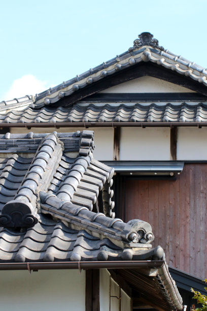 日本传统木屋“Kawara”瓦屋顶，两层差异设计摄影。图片下载