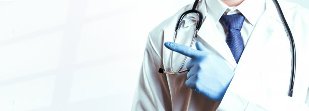医生手势手医学背景。快乐的护士戴着蓝色手套，穿着医院制服，听诊器隔离在白色上。关闭，复制空间背景。图片下载